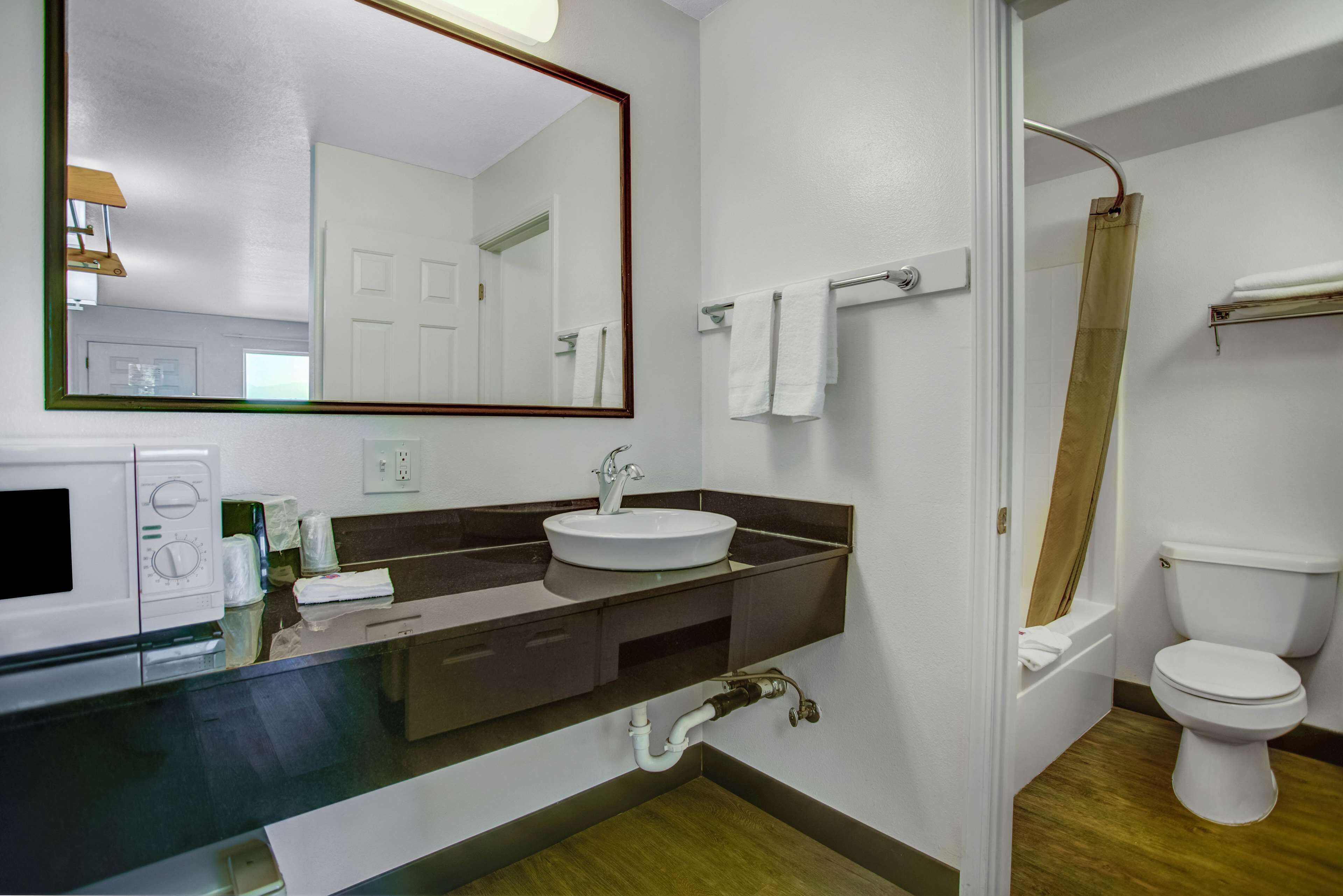 Ensemble douche/baignoire, serviettes fournies