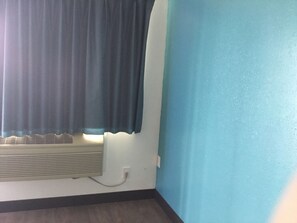 เตียงพร้อมฟูกเสริมที่นอน, Wi-Fi ฟรี, ผ้าปูที่นอน