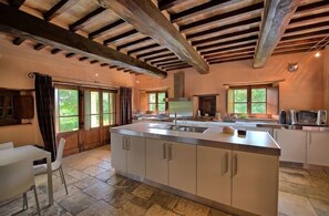 Panoramic Villa, 4 Bedrooms (Col Di Forche) | Private kitchen | Fridge, microwave, oven, stovetop - Col Di Forche (Monterchi)