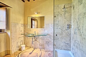 Panorama villa, 4 slaapkamers (Col Di Forche) | Badkamer | Een haardroger, handdoeken
