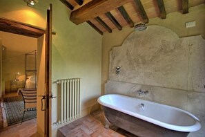 Panoramic Villa, 4 Bedrooms (Col Di Forche) | Bathroom | Hair dryer, towels - Col Di Forche (Monterchi)