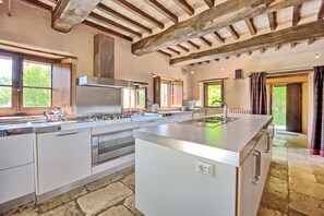 Panoramic Villa, 4 Bedrooms (Col Di Forche) | Private kitchen | Fridge, microwave, oven, stovetop - Col Di Forche (Monterchi)