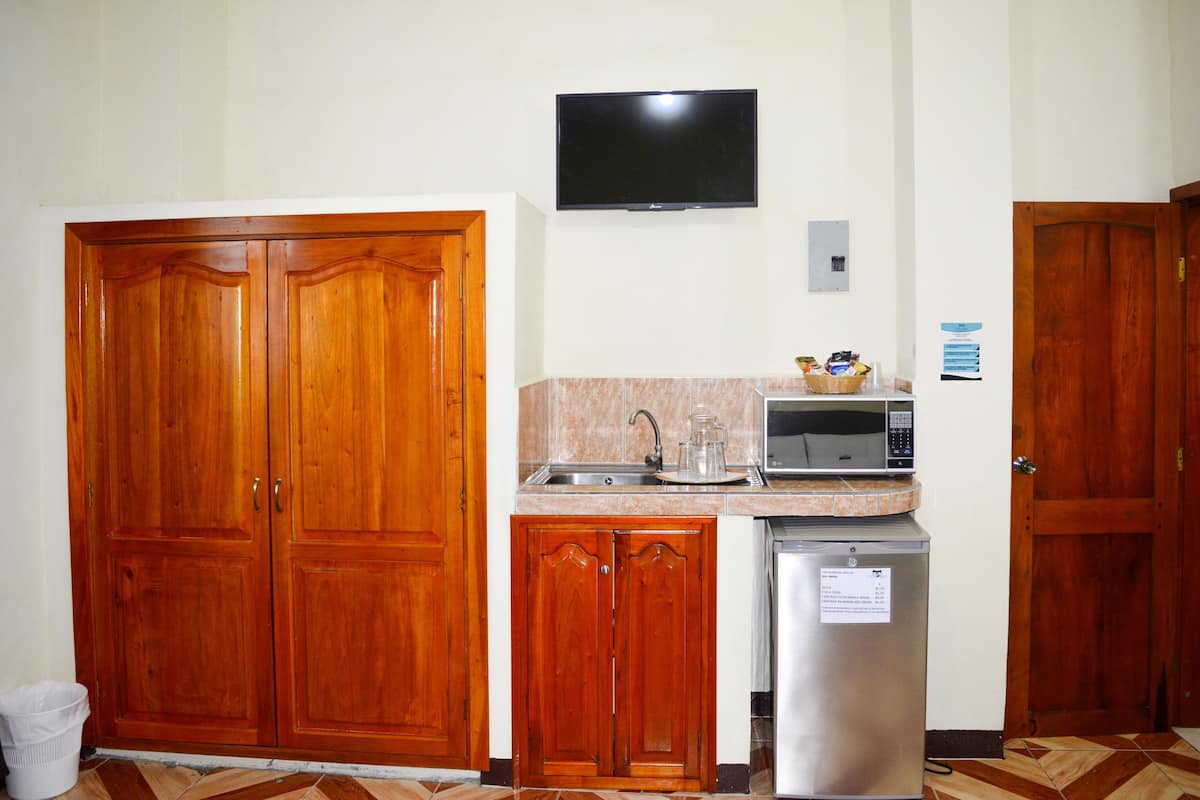 standard double room, 2 double beds | microwave