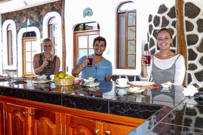 Tägliches inbegriffenes kontinentales Frühstück