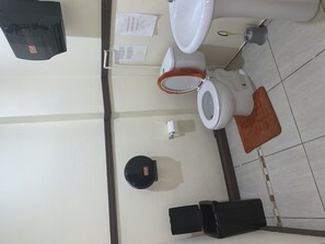 Deluxe Apartment, 2 Bedrooms, Mountain View, Ground Floor | Bilik Mandi | Gabungan pancuran/tab mandi, tuala disediakan