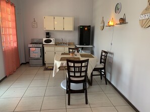 Deluxe Apartment, 2 Bedrooms, Mountain View, Ground Floor | Dapur peribadi | Peti sejuk, ketuhar gelombang mikro, dapur
