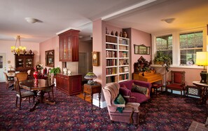 Interior entrance - Hearthstone Elegant Lodge by the River (Kamiah)