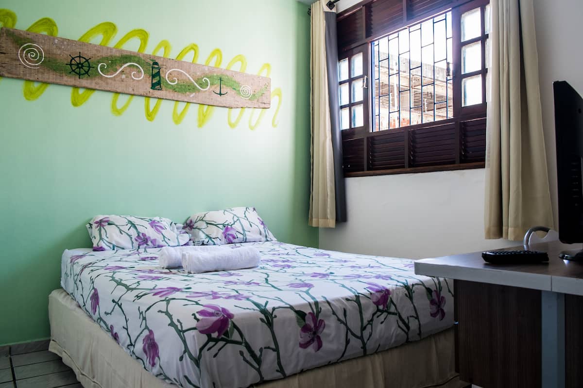 Cortinas blackout, Wi-Fi de cortesia, roupa de cama