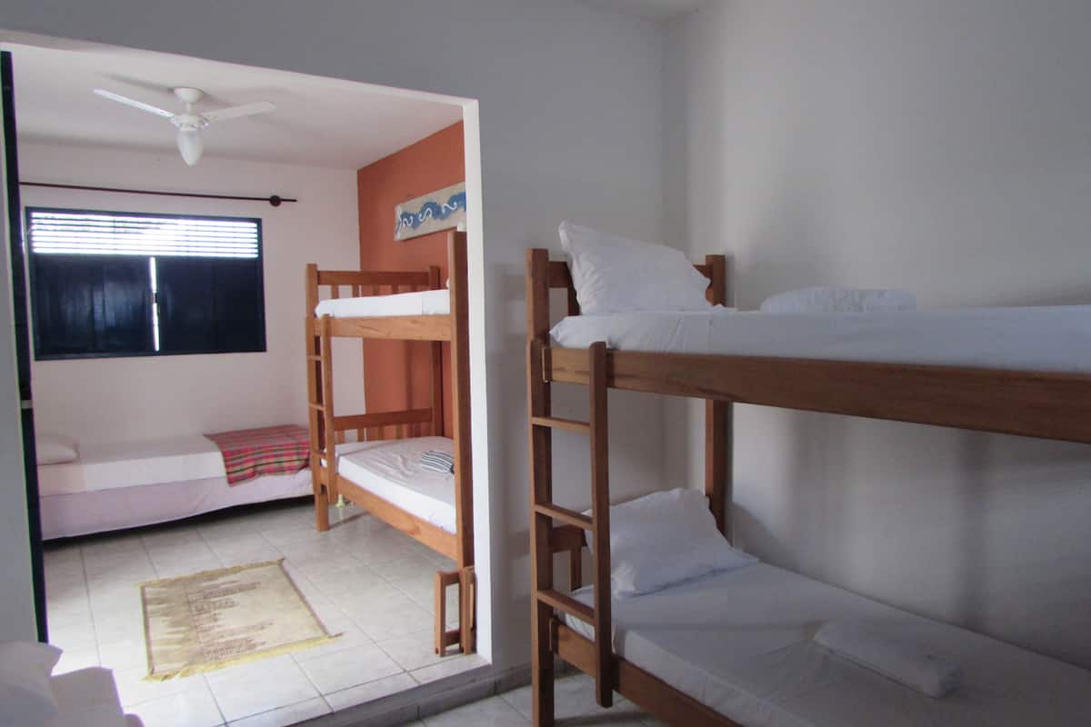 Cortinas blackout, Wi-Fi de cortesia, roupa de cama
