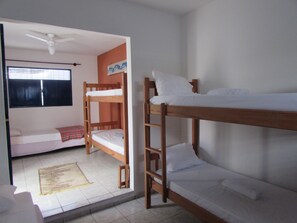 Blackout drapes, free WiFi, bed sheets - Blue Hostel (Natal)