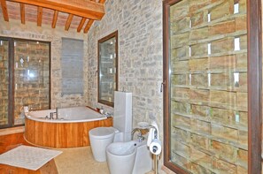 Panoramic-Villa, 6 Schlafzimmer (Villa Ferdinando) | Badezimmer | Dusche, Haartrockner, Bidet, Handtücher