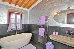 Villa Panoramique, 6 chambres (Villa Ferdinando) | Salle de bain | Douche, sèche-cheveux, bidet, serviettes fournies