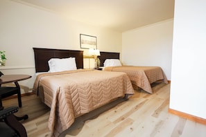 Habitación estándar, 2 camas de matrimonio | Tabla de planchar con plancha, cunas, wifi gratis y ropa de cama