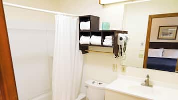 Combined shower/tub, free toiletries, towels