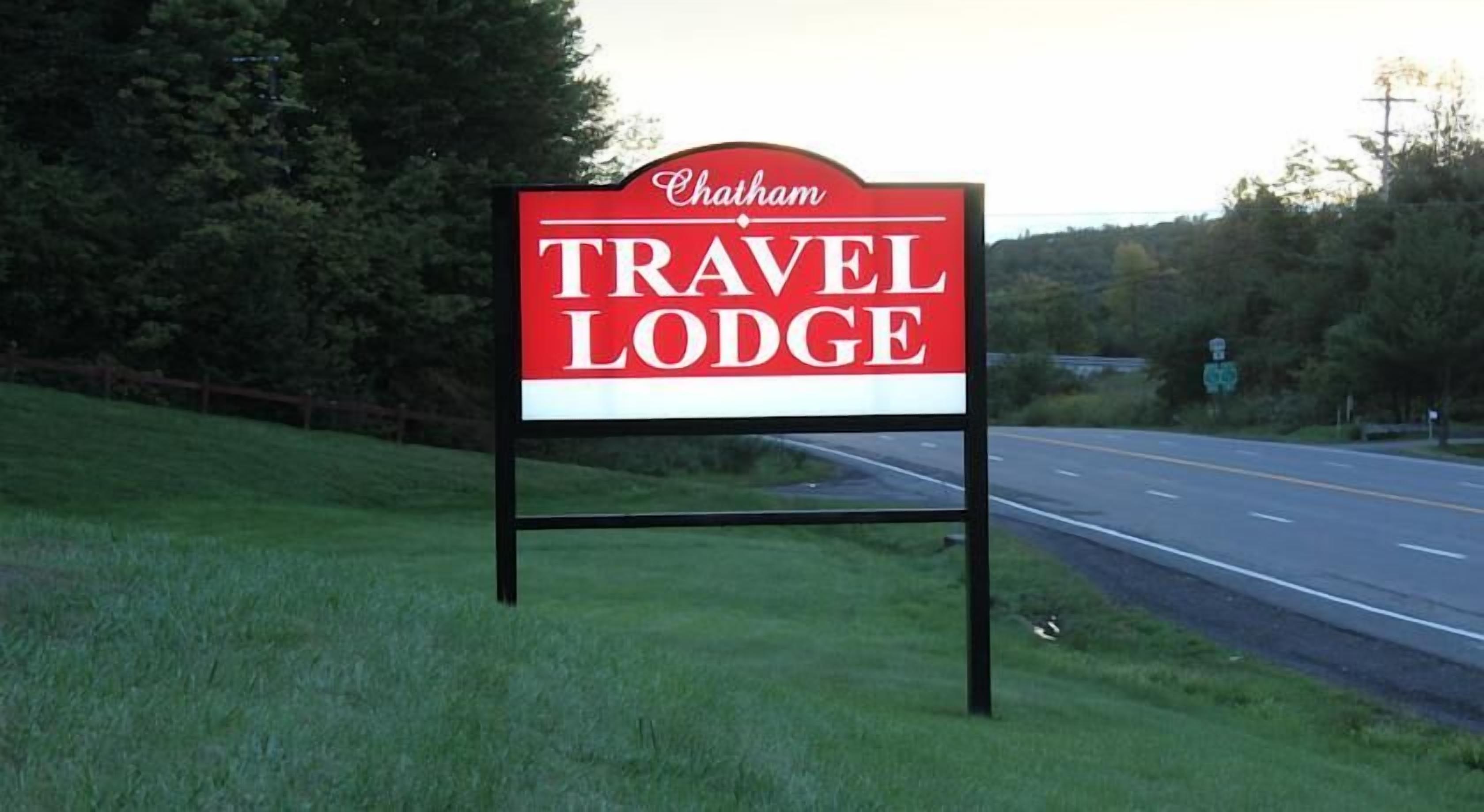 A sign for Chatham Travel Lodge.