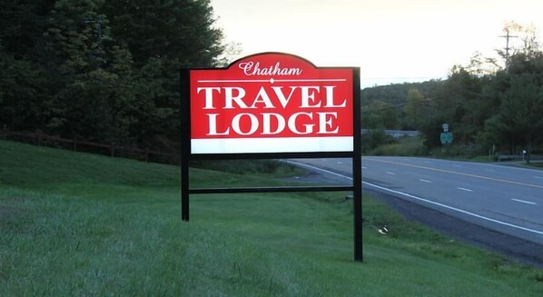 A sign for Chatham Travel Lodge.