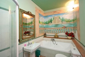 Villa, 3 Schlafzimmer, Hügelblick (Casa Vania) | Badezimmer | Duschwanne, Bidet, Handtücher, Seife
