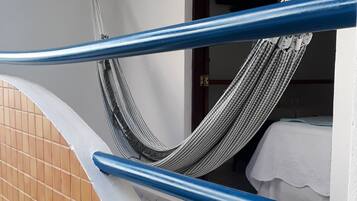 Camera Standard con 2 letti singoli, 1 camera da letto, bagno privato, vista mare | Minibar, una cassaforte in camera, Wi-Fi gratuito, lenzuola