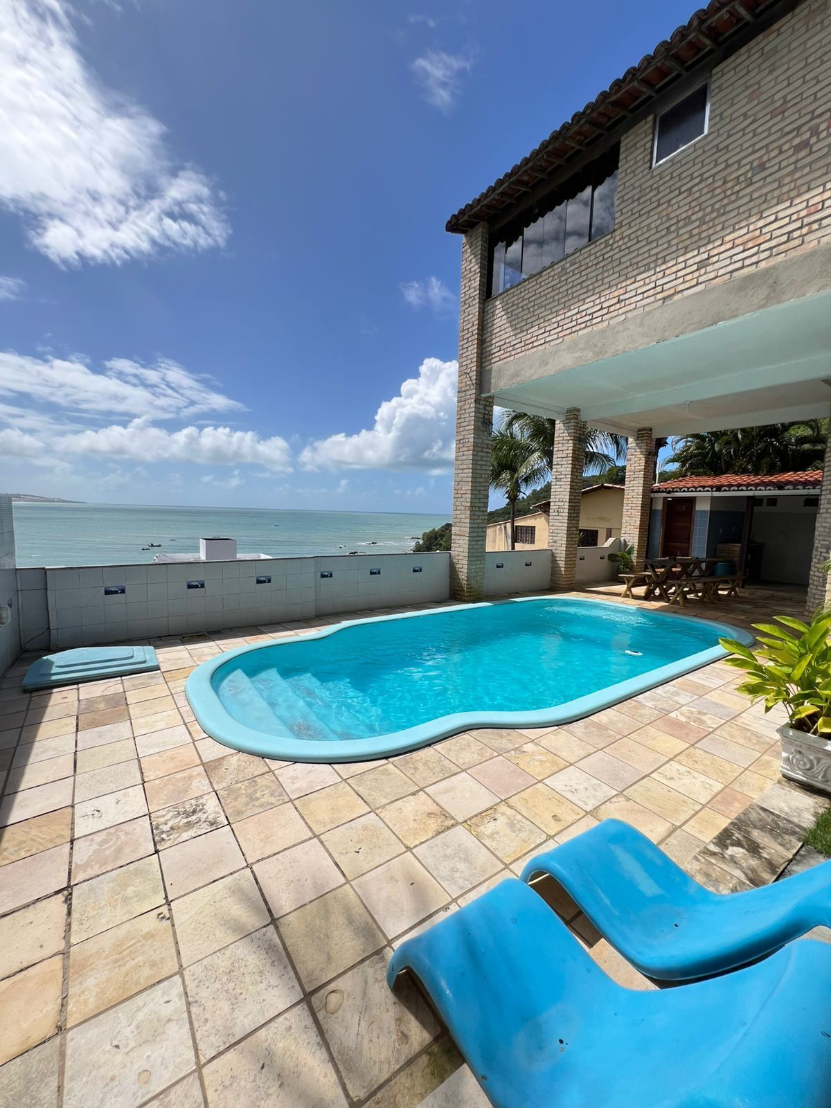 Piscina externa, funciona das 8h às 20h, espreguiçadeiras