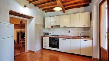 Panoramic Apartment, 3 Bedrooms (Pozzo Dei Desideri 2) | Private kitchen | Microwave, stovetop