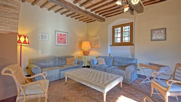 Villa | Wohnzimmer | Flachbildfernseher, Tischtennisplatte