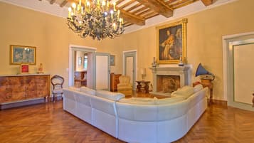 Villa | Wohnzimmer | Flachbildfernseher, Tischtennisplatte