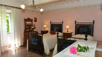 ํ๋
ธ๋ผ๋ฏน ๋น๋ผ, ์นจ์ค 6๊ฐ (Palazzo Rosadi) | 6 ๊ฐ์ ์นจ์ค, ๊ฐ๊ฐ ๋ค๋ฅด๊ฒ ๊ฐ๊ตฌ ๋น์น, ์ฑ
์, ๋ฌด๋ฃ ์ ์์ฉ ์นจ๋