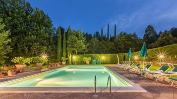 Outdoor pool, pool umbrellas, sun loungers
