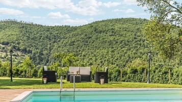 Piscina externa, guarda-sóis, espreguiçadeiras