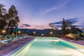 Outdoor pool, pool umbrellas, sun loungers - Torre Del Cielo (Monterchi)