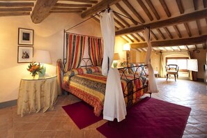 11 habitaciones, escritorio, wifi gratis y ropa de cama 