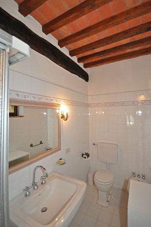 A bathroom with a sink, toilet, and mirror. - Borgo Del Castagno (Cortona)