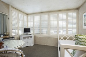 Family Suite (2 queens and a twin trundle bed) | Living area | Flat-screen TV - Monte Verde Inn (Carmel)