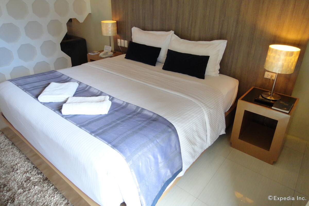 Suite, Garden View | In-room safe, desk, blackout drapes, soundproofing