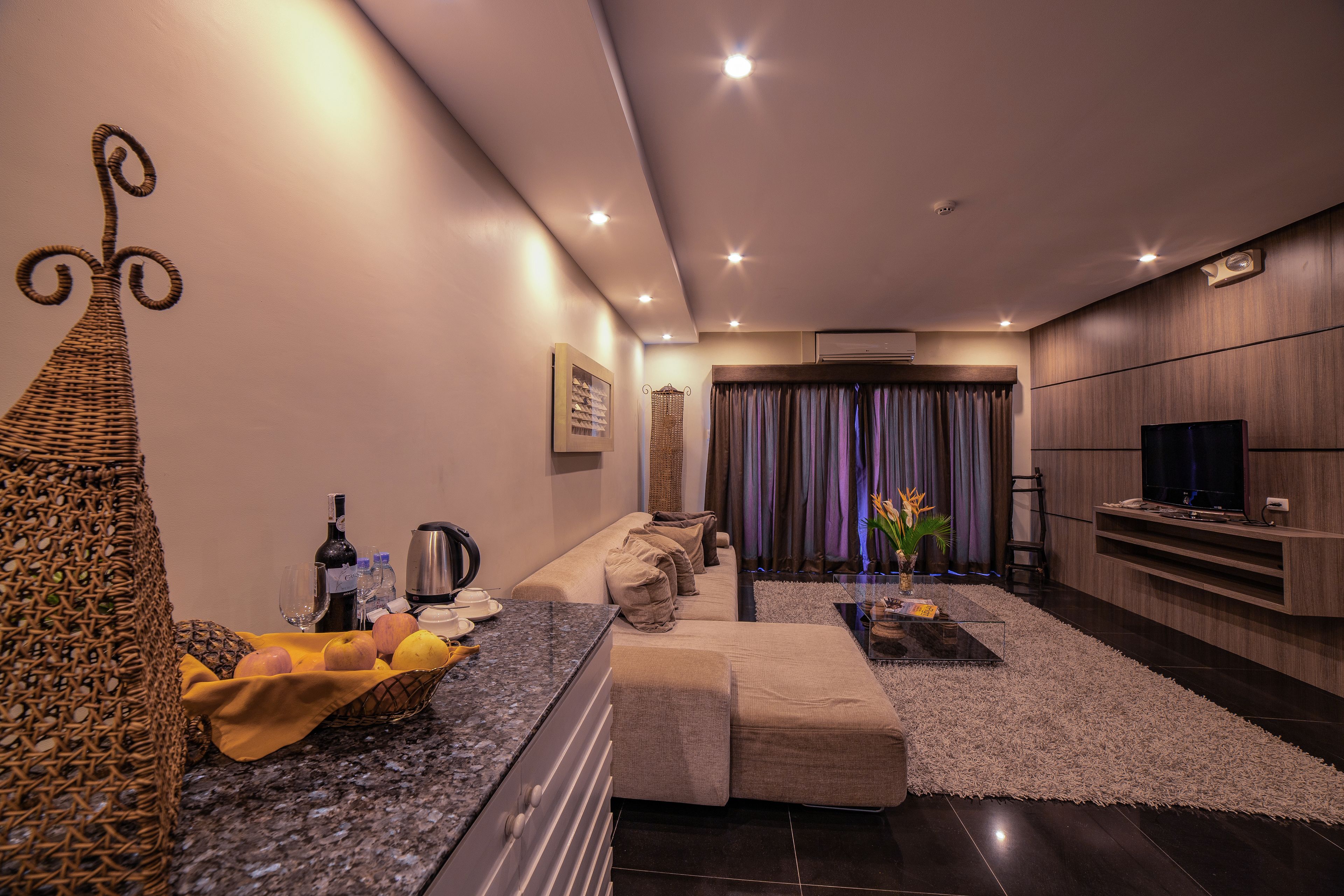 presidential suite, garden view | in-room dining