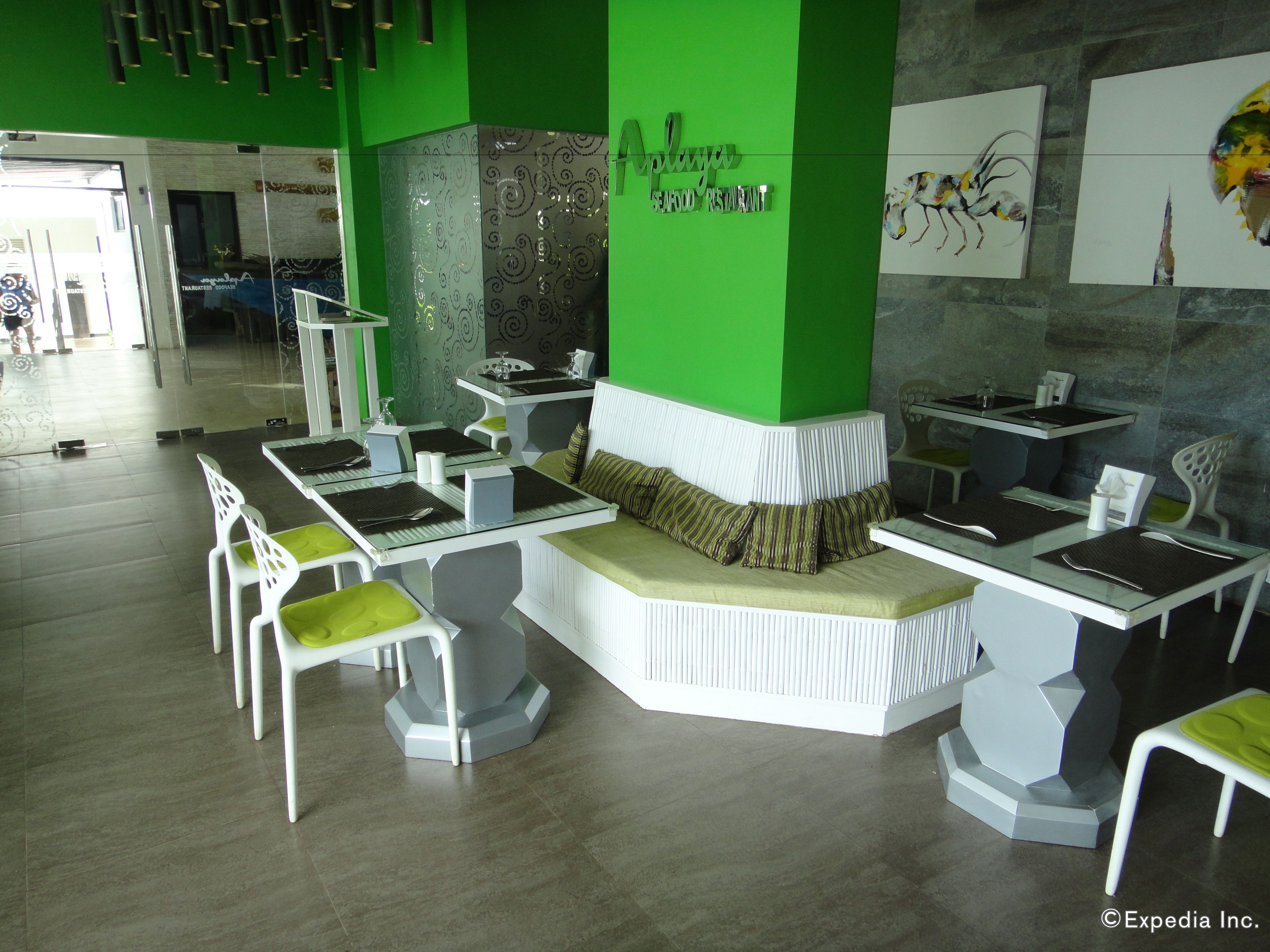 breakfast, lunch, dinner served; seafood