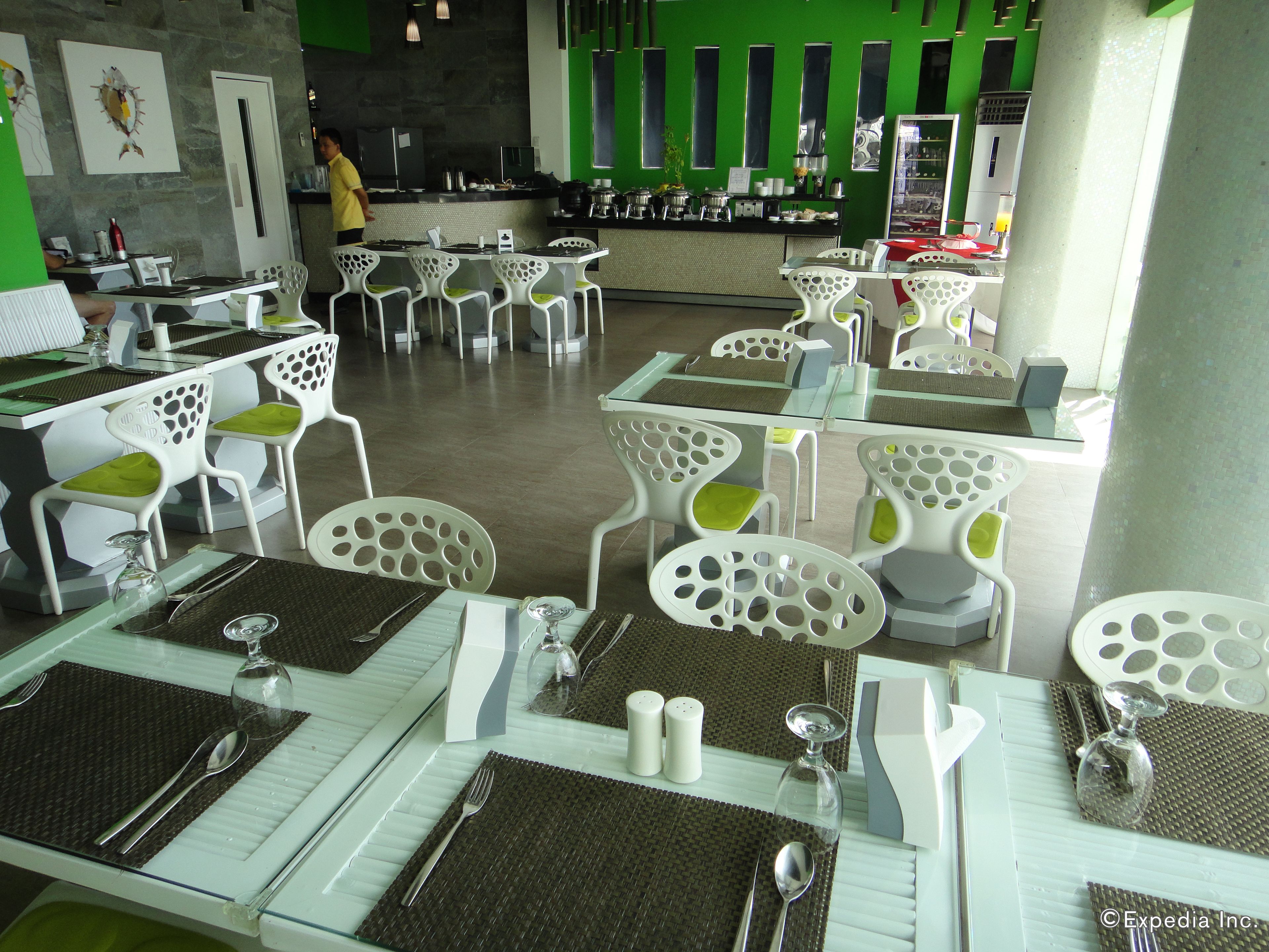 breakfast, lunch, dinner served; seafood