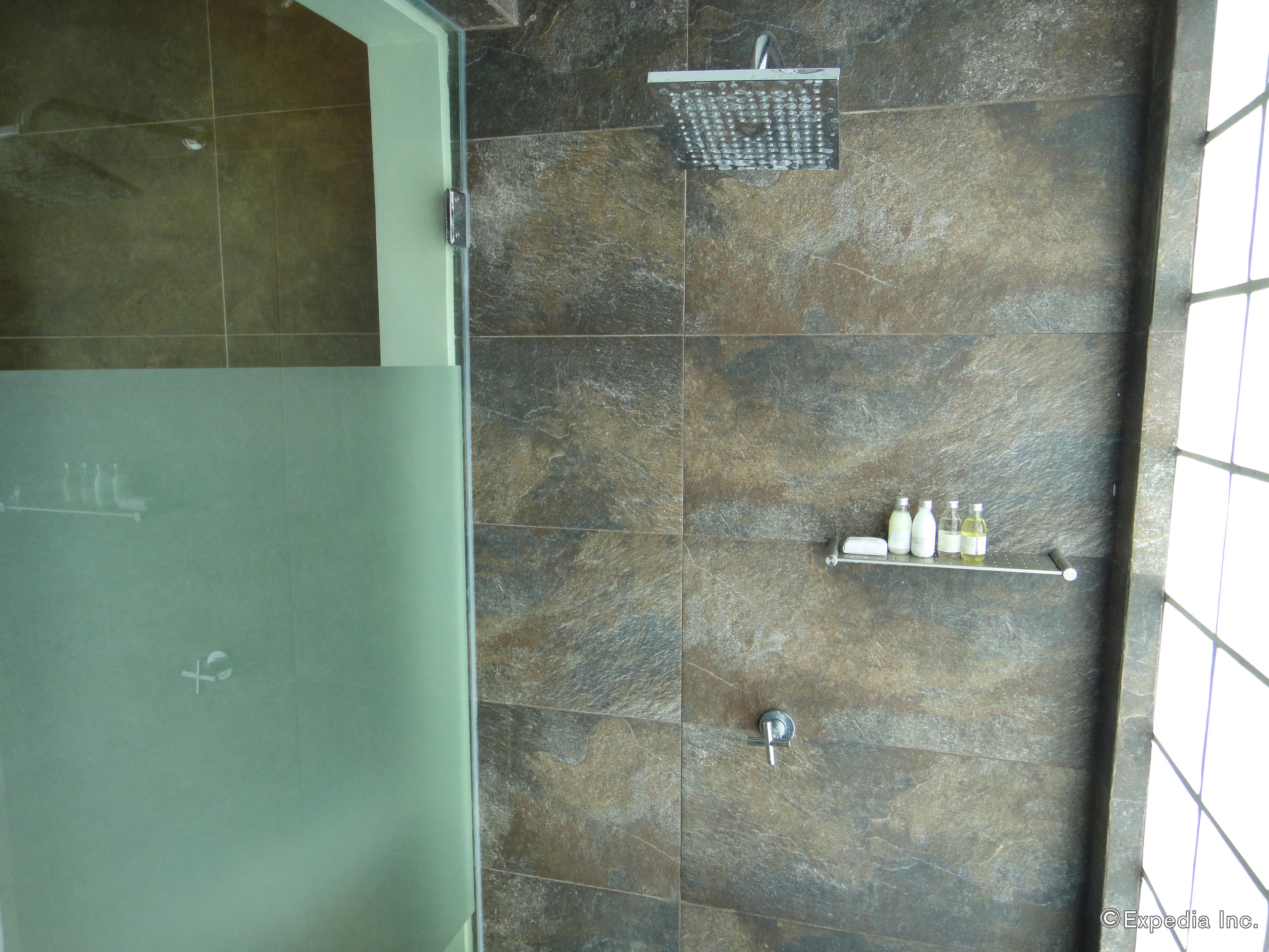 presidential suite, garden view | bathroom | shower, free toiletries, hair dryer, slippers