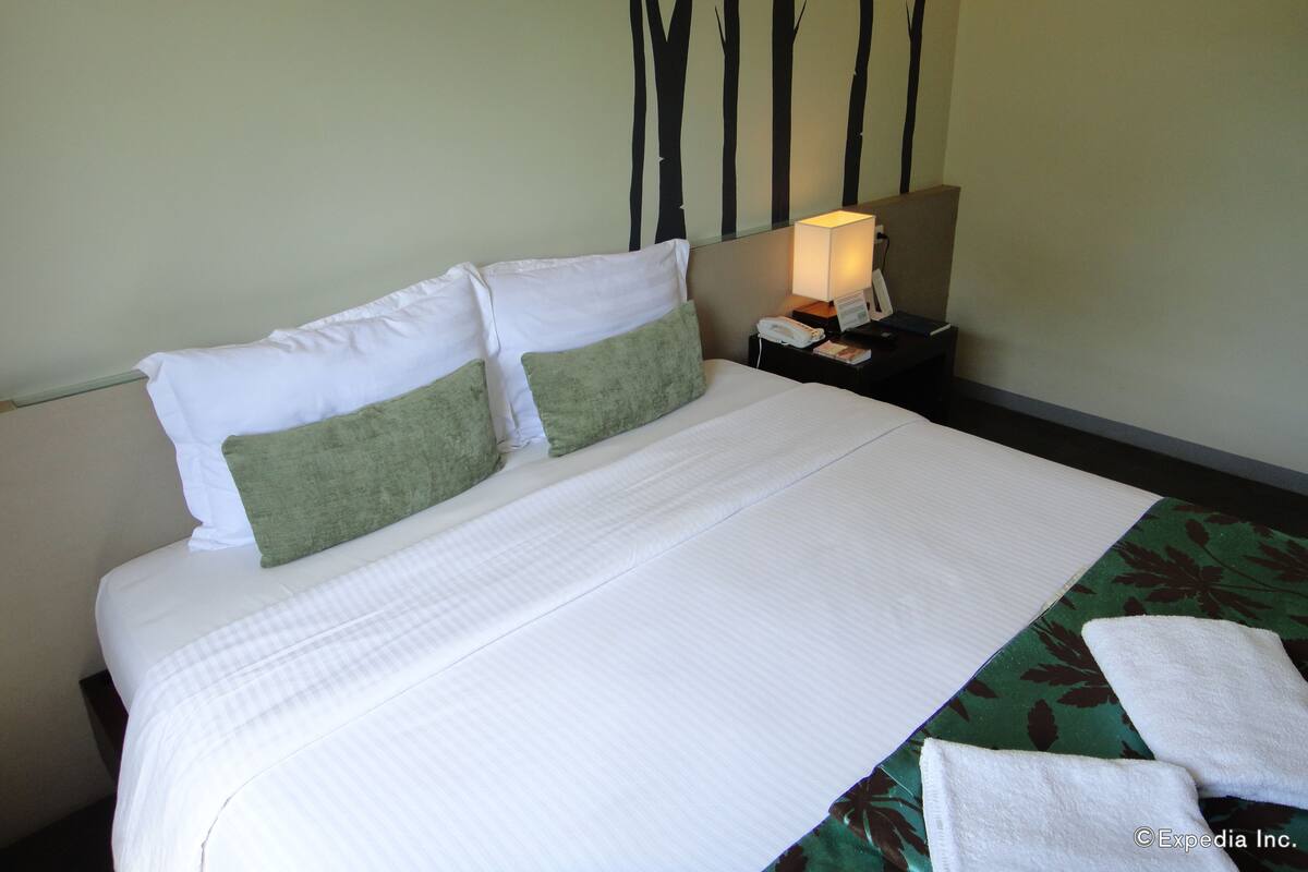 Standard Room | In-room safe, desk, blackout drapes, soundproofing