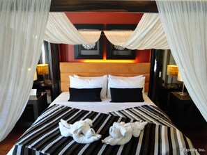 Suite presidencial, vistas al jardín | Caja fuerte, escritorio, cortinas opacas y sistema de insonorización