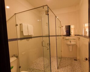 Suihku, ilmaiset hygieniatuotteet, tohvelit, pyyhkeet