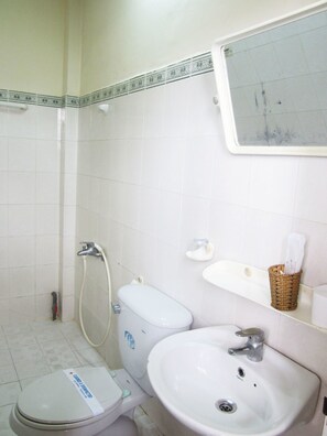 Dusche, kostenlose Toilettenartikel, Hausschuhe, Handtücher