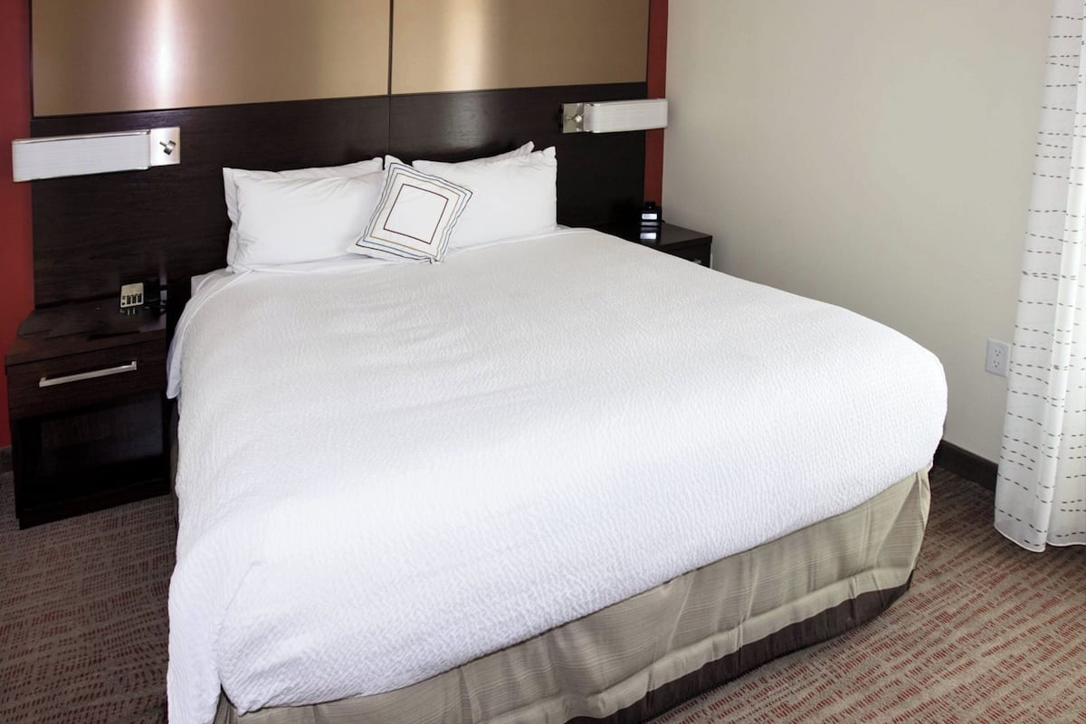 1 bedroom, in-room safe, desk, iron/ironing board