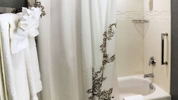 Une salle de bain avec une baignoire, un espace douche et des toilettes.