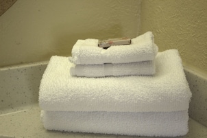 Combined shower/tub, towels