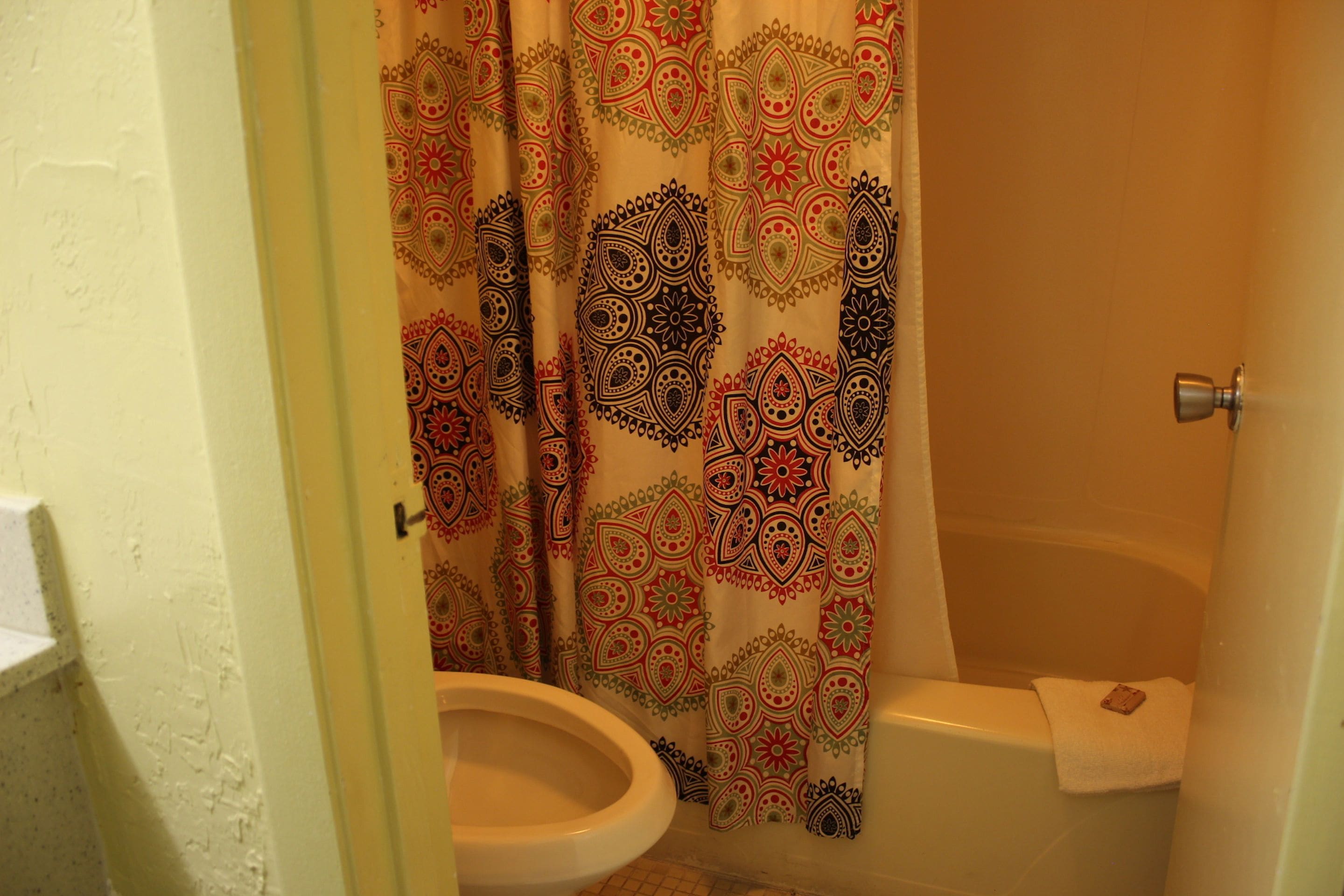Combined shower/bathtub, towels