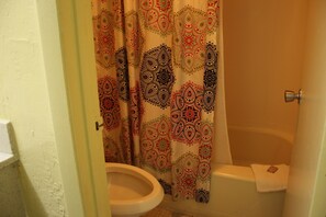 Combined shower/bathtub, towels - Lambert Inn (Kissimmee)