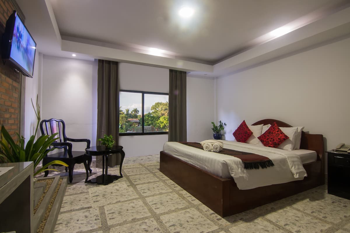 1 bedroom, free minibar items, in-room safe, desk