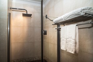 Duschwanne, kostenlose Toilettenartikel, Bademäntel, Hausschuhe