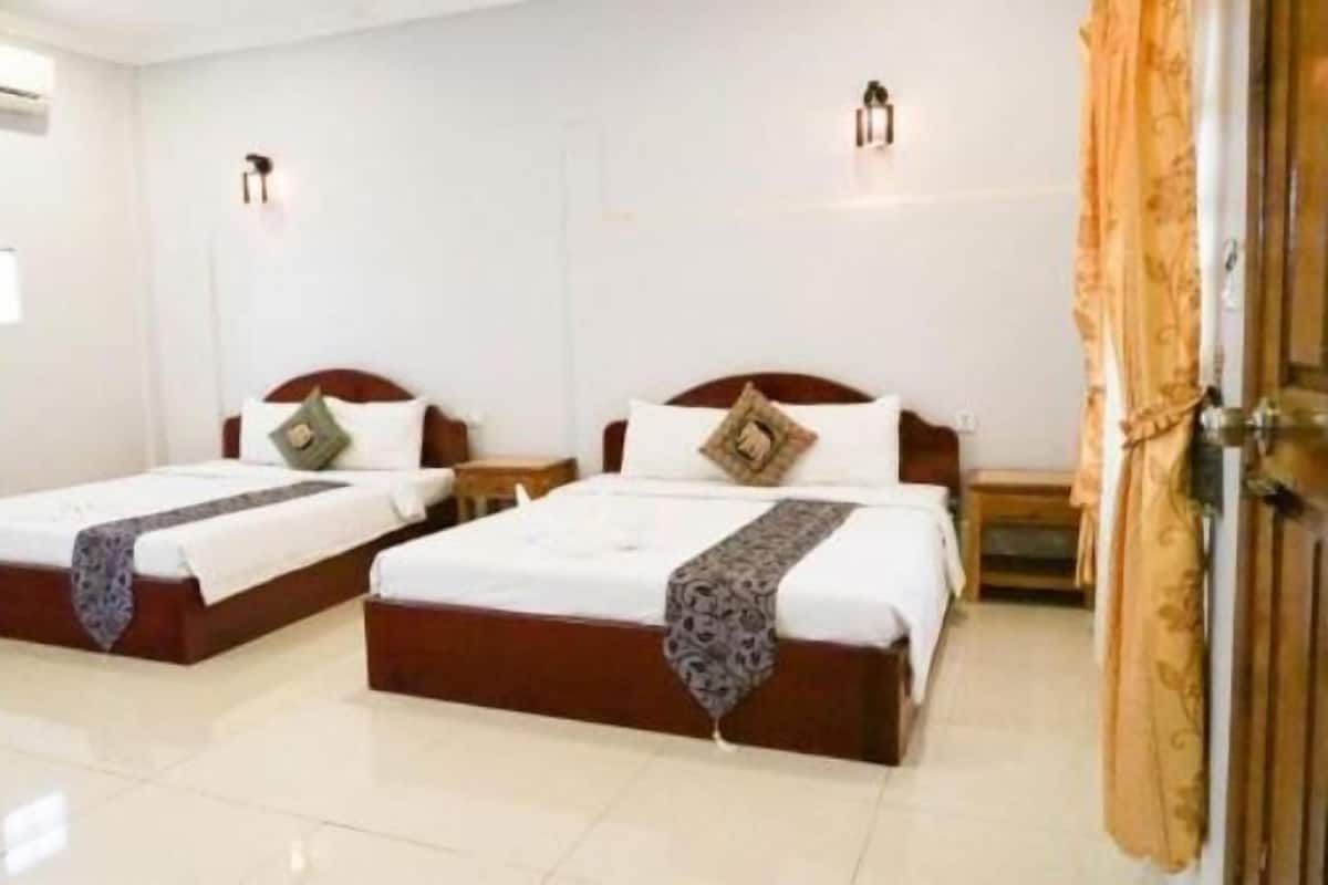 1 bedroom, premium bedding, minibar, desk